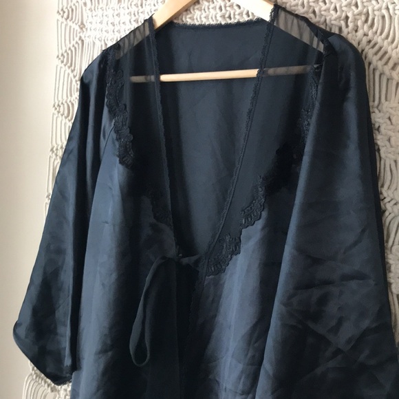 Vintage satin black robe with lace trim sz medium - Picture 2 of 9